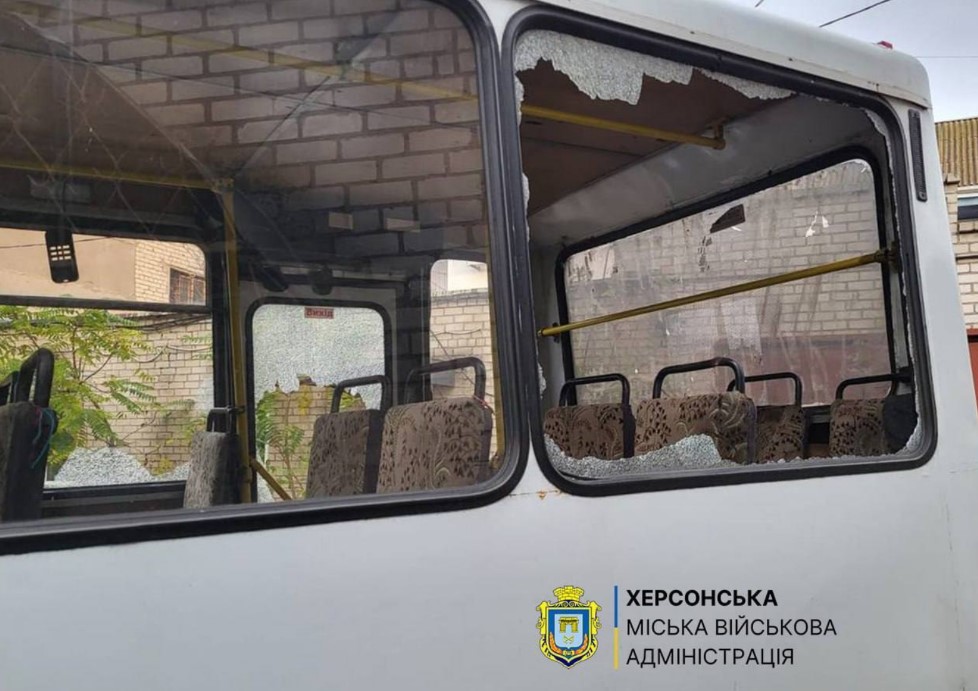 Росіяни вдарили дроном по маршрутці в Херсоні: шестеро постраждалих, один - у важкому стані Росіяни вдарили дроном по маршрутці в Херсоні: шестеро постраждалих, один - у важкому стані